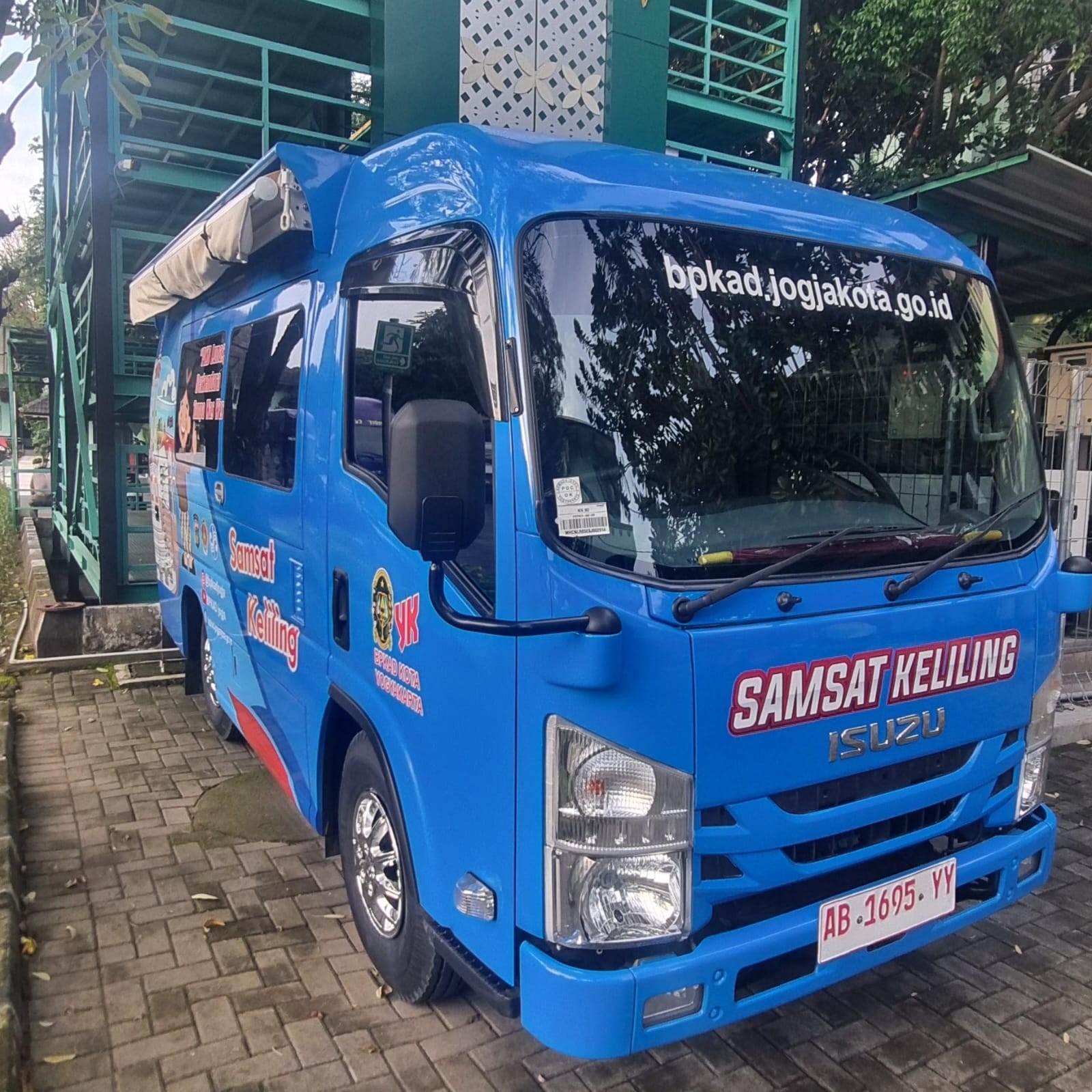 MOBIL PELAYANAN SAMSAT KELILING ISUZU NLR SHORT (4X2) M/T - EURO 4