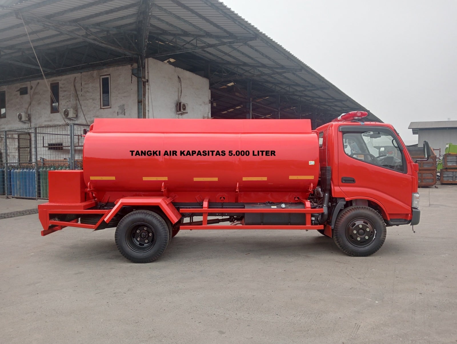MOBIL TANGKI AIR KAPASITAS 5000 LITER ISUZU NMR HD 6.5